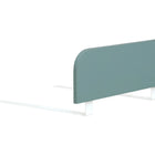 Das blaue petrolblaue Bettschutzgitter von KraftKids sorgt für einen sicheren Schlaf der Kinder. Es ist höhenverstellbar und einfach zu montieren - ein funktionaler, stilvoller Wohnakzent vom bewährten Hersteller hochwertiger Kinderprodukte.