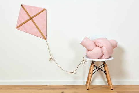 Rouleau de table à langer blanc fin avec des diamants sur rose ancien