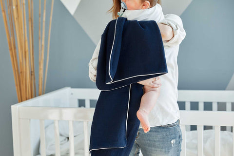 Babydecke Musselin – Dunkelblau, Lifestyleansicht