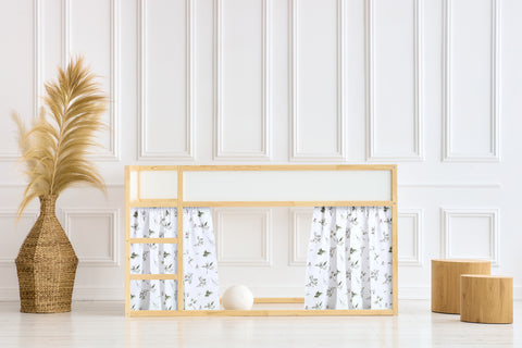 Ensemble de rideaux pour lit mezzanine 2+1 en mousseline, branches vertes et rouges sur fond blanc, adapté pour lit Kura