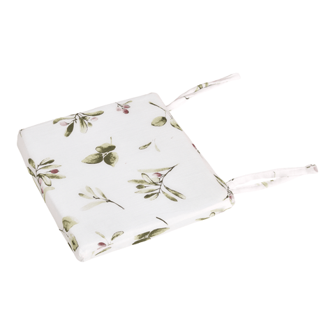 Das KraftKids Sitzkissen für Stühle Musselin ist ein quadratisches Kissen mit weißem Hintergrund und grünem Blatt- und Beerenmuster sowie zwei Stoffbändern an jeder Seite zur einfachen Befestigung am Stuhl.