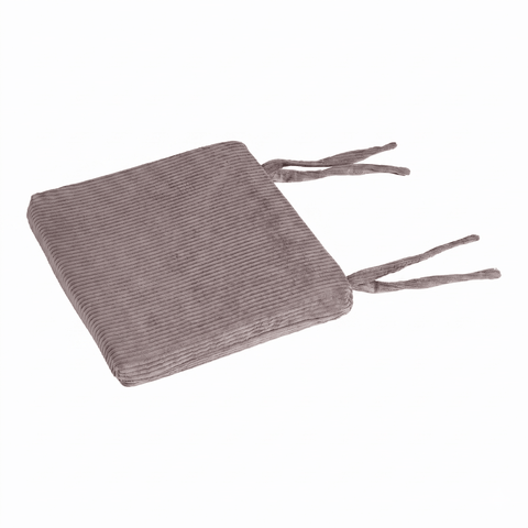 Das KraftKids Sitzkissen für Stühle Breitcord/Cord ist ein quadratisches, hellbraunes Kissen mit zwei Paar Stoffbändern auf einer Seite zur einfachen Befestigung am Stuhl, ideal für Kinderstühle. Das schlichte Design ist mit einem weißen Hintergrund versehen.