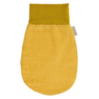 Der KraftKids Strampelsack Frühling Sommer Leinen gelb senfgelb zeichnet sich durch ein strukturiertes gelbes Leinendesign mit einem kontrastierenden senfgelben Bündchen und einem Seitenanhänger aus, der flach auf weißem Grund liegt - ideal für kuscheligen Komfort im Frühling und Sommer.