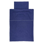 Das KraftKids Bettwäscheset Leinen blau dunkelblau besteht aus 100% Leinen, inklusive passendem Kissenbezug. Ein feiner weißer Streifen am oberen Rand verleiht der handgefertigten Bettwäsche eine elegante Note.