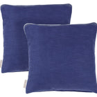 Zwei quadratische KraftKids Kissenbezüge Leinen blau dunkelblau mit weicher Stofftextur sind vor einem weißen Hintergrund platziert. Sie haben jeweils ein seitliches Stoffetikett und sind damit eine ideale Ergänzung für jede moderne Bettwarenkollektion.