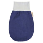 Der KraftKids Strampelsack Herbst Winter Leinen in dunkelblau besteht aus weichem Leinen, einem hellgrauen, dehnbaren Bund, einem kleinen beigefarbenen Seitenanhänger und einer ovalen Form, um Kleinkinder kuschelig und sicher zu halten.