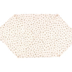 Die KraftKids Babydecke für Babyschale Sommer Musselin Zweige braun ist eine sechseckige, hellbeige Musselin-Decke mit einem dezenten Muster aus kleinen braunen Zweigen.