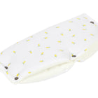 Der KraftKids Kinderwagenmuff Musselin gelbe Zitronen ist ein weicher, weißer Kinderwagenhandsack mit gelbem Zitronen- und grünem Blattmuster, leichter Wattierung und handgenähten braunen Knopfdetails an den Seiten.