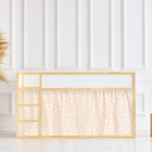 Ein minimalistisches Zimmer mit einer Kinderspieltheke aus Holz, dem KraftKids Hochbettvorhänge Set 2+1 Musselin Kirschen für das Kura Bett, einer geflochtenen Vase mit Pampasgras und zwei kleinen Hockern vor einer weiß getäfelten Wand.