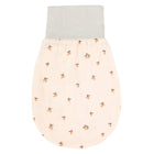 Der KraftKids Strampelsack Frühling Sommer Musselin Kirschen ist ein beigefarbener Babyschlafsack mit hellgrauem Oberteil und verstreuten kleinen orangefarbenen Kirschenmotiven auf dem Hauptstoff.