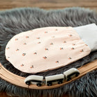 Ein KraftKids Strampelsack Herbst Winter Musselin Kirschen Babyschlafsack ruht auf einem flauschigen grauen Teppich neben einer geschwungenen Holzeisenbahn mit einem weißen Zug - ideal für kuschelige Schläfchen in den kälteren Monaten.