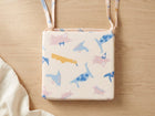 Das KraftKids Sitzkissen für Stühle aus Musselin verfügt über ein verspieltes, pastellfarbenes Dinosaurier-Design, Bindebänder und einen abnehmbaren Bezug für eine einfache Reinigung - ideal als stylisches und praktisches Sitzkissen Esszimmer-Accessoire.