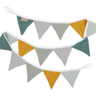 Die KraftKids Wimpelkette Pusteblumen auf Gelb und Grau verfügt über zwei handgefertigte Girlanden aus Stoff in Senfgelb, Türkis und Hellgrau mit weißem Muster-ideal als stilvolle Kinderzimmer-Deko, befestigt an weißem Band.