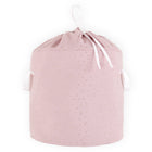 Der KraftKids Spielzeugkorb Musselin goldene Punkte auf Rosa hat kleine goldene Punkte, zwei weiße Griffe und einen Kordelzugverschluss - ideal für die stilvolle Aufbewahrung von Spielzeug im Kinderzimmer.