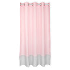 Der KraftKids Gardinen kleine Blätter rosa auf Weiß Duschvorhang ist mit rosa Blättermustern, Metallösen am oberen Rand und einem weißen Netzabschnitt am unteren Rand vor einem schlichten weißen Hintergrund versehen.