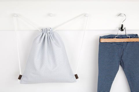 Sac cordon petites feuilles gris clair sur blanc