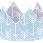 Die Stoffkrone "weiße Pfeile auf Blau weiße Pfeile auf Grau" von KraftKids bietet blaue Außenseite mit weißen Pfeilen, graues Innenfutter mit passendem Muster und spitze Zacken - ideal für jede Kinderparty.