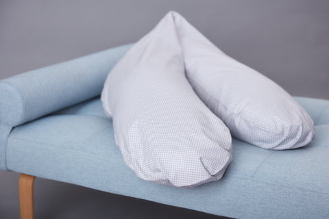 coussin d'allaitement de qualité à carreaux gris