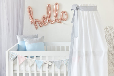 Ciel de lit petites feuilles gris clair sur blanc