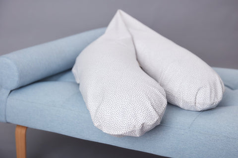 coussin d'allaitement de qualité pois irréguliers gris sur blanc
