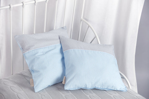 Housse de coussin petites feuilles bleu clair sur blanc