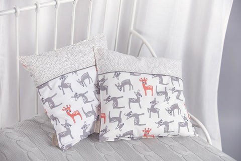 Housse de coussin petits faons gris orange sur blanc