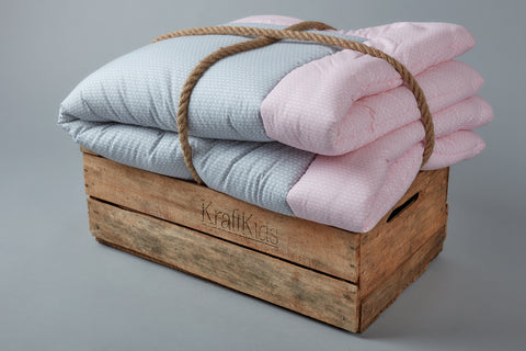 Krabbeldecke kleine Blätter hellgrau auf Weiß kleine Blätter rosa auf Weiß