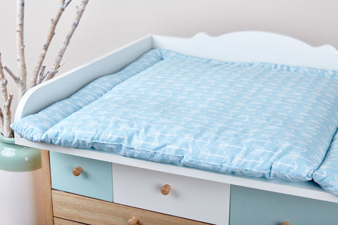 Matelas à langer flèches blanches sur bleu