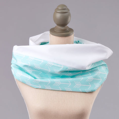 Tissu d'allaitement flèches blanches sur uniwhite menthe