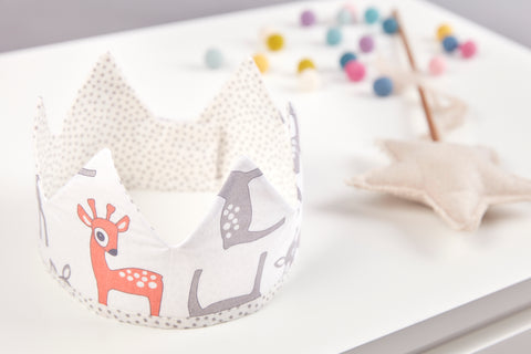 Couronne en tissu petits faons gris orange sur blanc gris pois irréguliers sur blanc