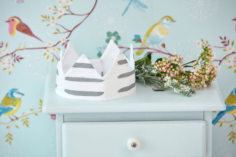 Couronne en tissu tirets gris sur blanc