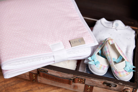 Matelas à langer de voyage petites feuilles rose sur blanc