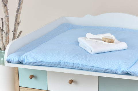 Matelas à langer pois blancs sur bleu clair