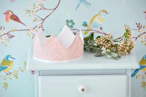 Couronne en tissu diamants fins blancs sur rose sombre