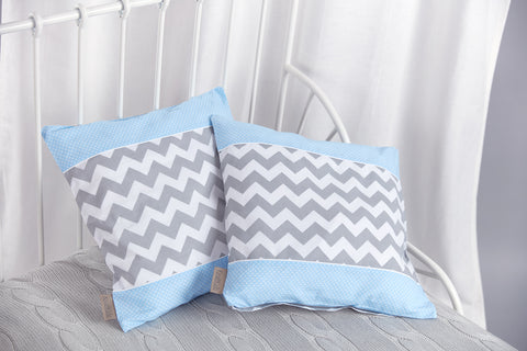 Housse de Coussin Pois Blancs sur Chevron Bleu Clair Gris