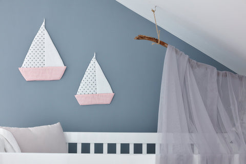 Segelboot graue Punkte auf Weiss