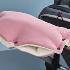 Der KraftKids Kinderwagenmuff Musselin rosa, in rosa und weiß, lässt sich mit Druckknöpfen am Kinderwagenlenker befestigen und ist mit einem weichen Baumwollfutter ausgestattet, das für kuschelige Wärme beim Schieben sorgt.