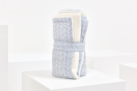 Babydecke weiße Feder Muster auf Grau