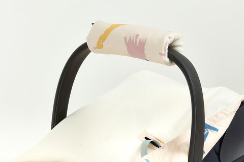 Protège-bras siège bébé dinosaure de Zoe sur beige