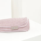 Eine gefaltete Babydecke Musselin goldene Punkte auf Rosa von KraftKids mit kleinen goldenen Punkten liegt auf einer weißen Fläche vor weißem Hintergrund.