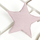 Das KraftKids Sternkissen Musselin goldene Punkte auf Rosa, mit goldenem Punktemuster und kleinem Stoffetikett, liegt auf weißen rechteckigen Blöcken - ein bezauberndes Accessoire für jedes Kinderzimmer.