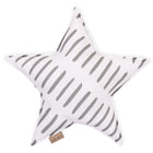 Das Sternkissen "graue Striche auf Weiß" von KraftKids ist ein weißes, sternförmiges Kissen mit diagonalen grauen Streifen und einem kleinen braunen Stoffetikett - ideal fürs Kinderzimmer.