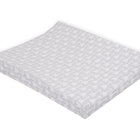 Ein KraftKids Bezug für Keilwickelauflage in Blau mit weißen Pfeilen aus 100% Baumwolle wird schräg auf weißem Hintergrund gezeigt.