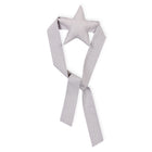 Der KraftKids Gardinen Raffhalter weiße Punkte auf Grau ist ein Vorhanghalter aus grauem Stoff mit weißen Tupfen, mit einem sternförmigen Aufsatz und zwei langen Bändern.