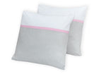 Zwei quadratische KraftKids Kissenbezüge Unigrau Karo grau mit weißem Oberteil, rosa Karostreifen und grauem Gingham darunter, leicht überlappend auf weißem Hintergrund - ideal, um Ihre Bettwäschesammlung zu ergänzen.