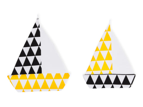 Triangles jaunes de voilier