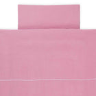Das Bettwäscheset Musselin rosa von KraftKids aus 100% Baumwolle sorgt mit pinkem Kissen und passendem Bezug für einen stilvollen Look und erholsamen Schlaf - handgefertigt, auf weißem Hintergrund von oben betrachtet.