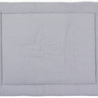 Die Krabbeldecke Musselin grau Punkte von KraftKids ist eine quadratische, hellgraue Spielmatte mit weicher Polyestervlies-Füllung und dezentem, weißem Punktemuster, von oben auf weißem Hintergrund dargestellt.