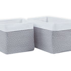 Zwei rechteckige KraftKids Körbchen Musselin grau Punkte mit hellgrauem Boden, weißen Tupfen und gefaltetem Rand. Ideal für Aufbewahrung auf dem Wickeltisch, diese Stoffkörbe kommen in zwei Größen und sind nebeneinander angeordnet.