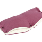 Der KraftKids Kinderwagenmuff Musselin purpur ist ein gefalteter, mauvefarbener Handmuff mit weißem Futter und schwarzen Druckknöpfen, handgenäht für Wärme und Stil - ideal als kuscheliges Accessoire für Ihren Kinderwagen.